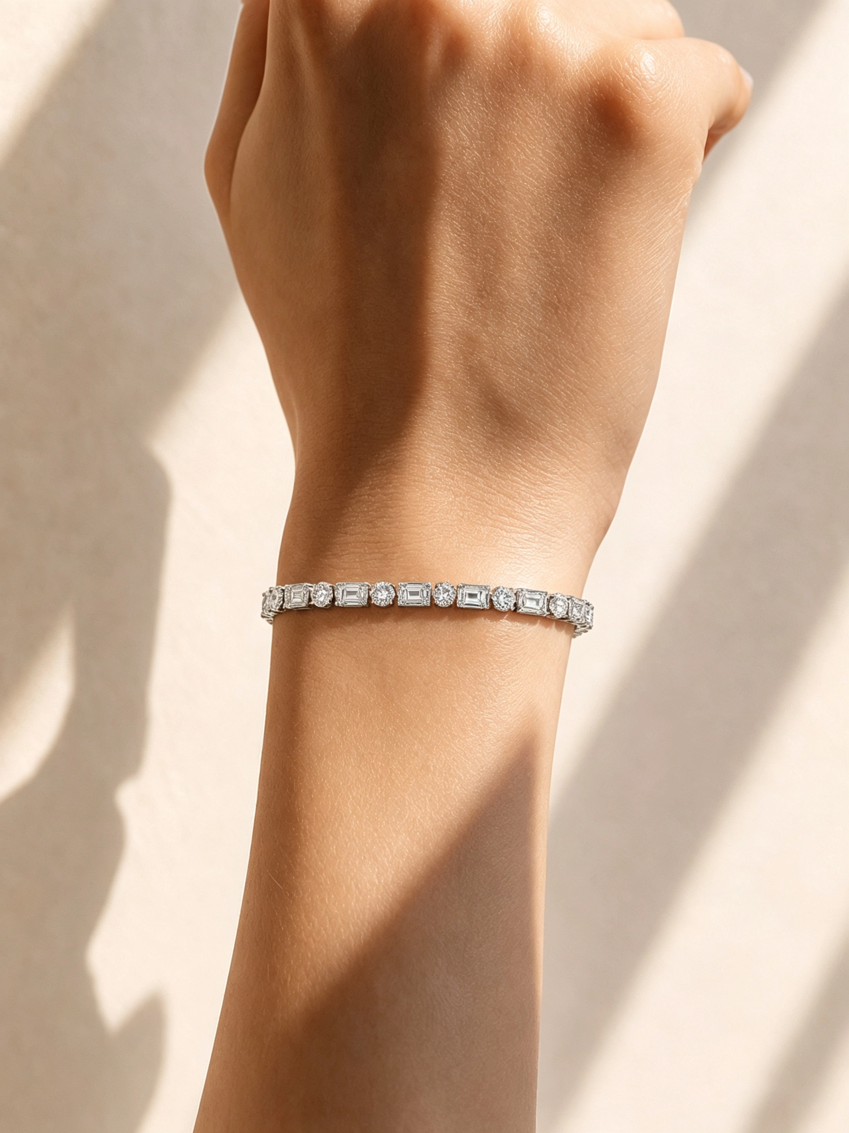 What Is a Tennis Bracelet? A Simple Guide to Fit, Carat Weight and Choosing One