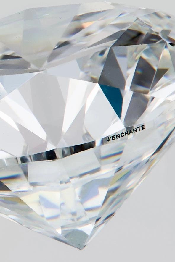 Microscopic J’ENCHANTE inscription on the girdle of a lab-grown diamond