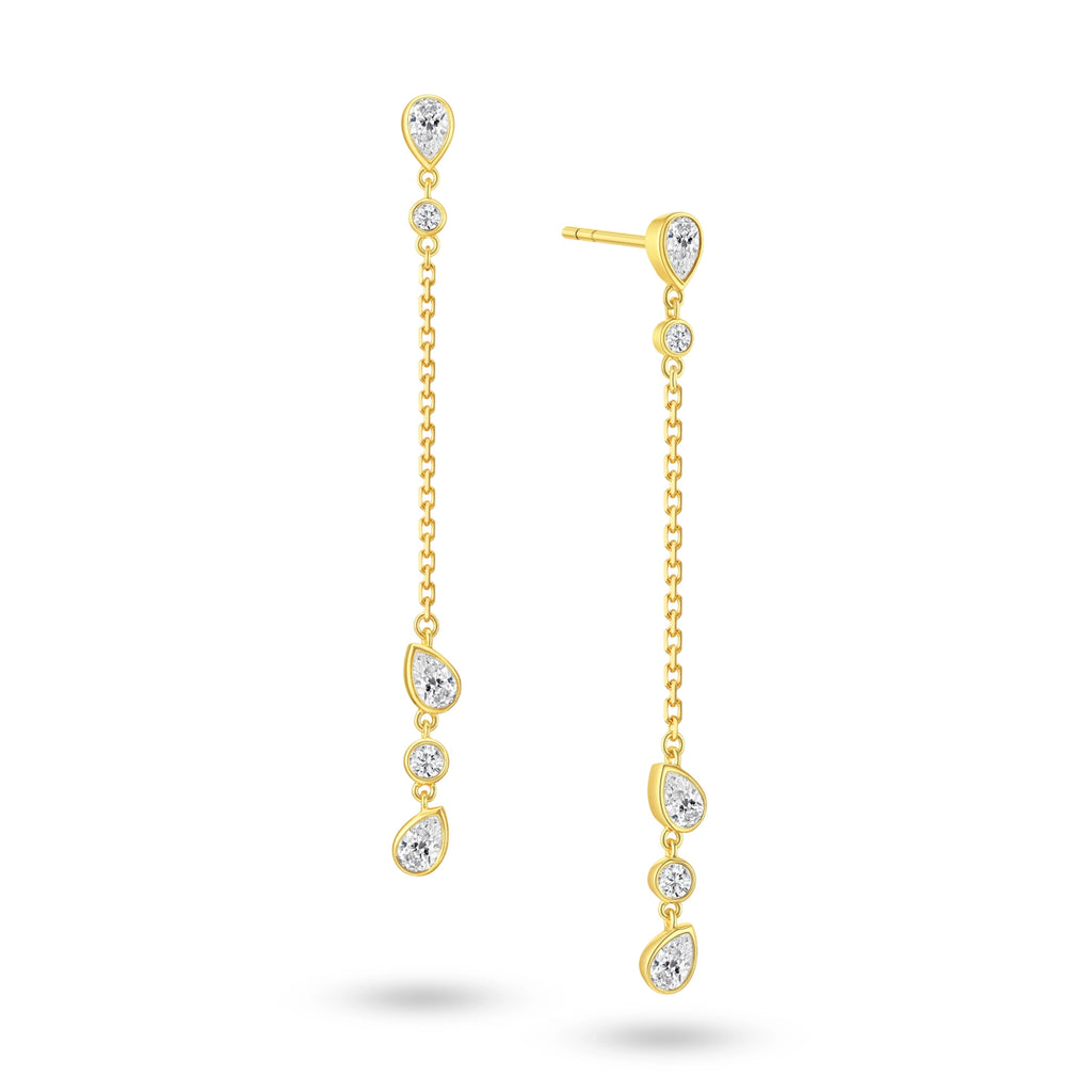 Angled view of the J'ENCHANTE DEW Teardrop Rhythm diamond drop earrings. The image highlights the delicate gold setting and the exquisite details of the alternating pear and round brilliant cuts. The refined facets catch the light from every angle, adding stunning depth and brilliance—making it the ideal piece to transition from day to evening wear effortlessly.