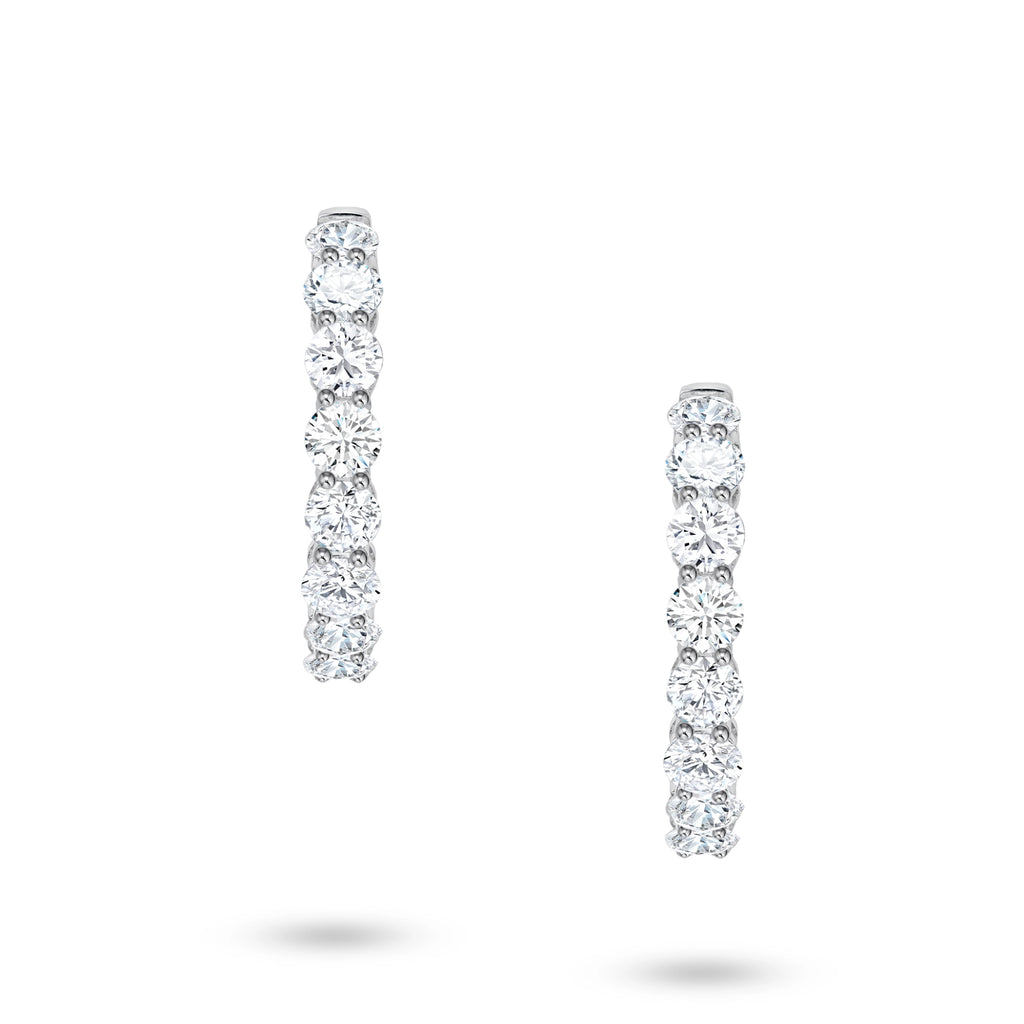 Front view of the J'ENCHANTE Full Light diamond hoop earrings in 18K white gold. Featuring a continuous circle of 26 round brilliant diamonds (approx. 4.40 carats), this design forms a seamless path of light around the ear. Free from excess embellishment, it allows the pure, elevated brilliance to speak for itself.
