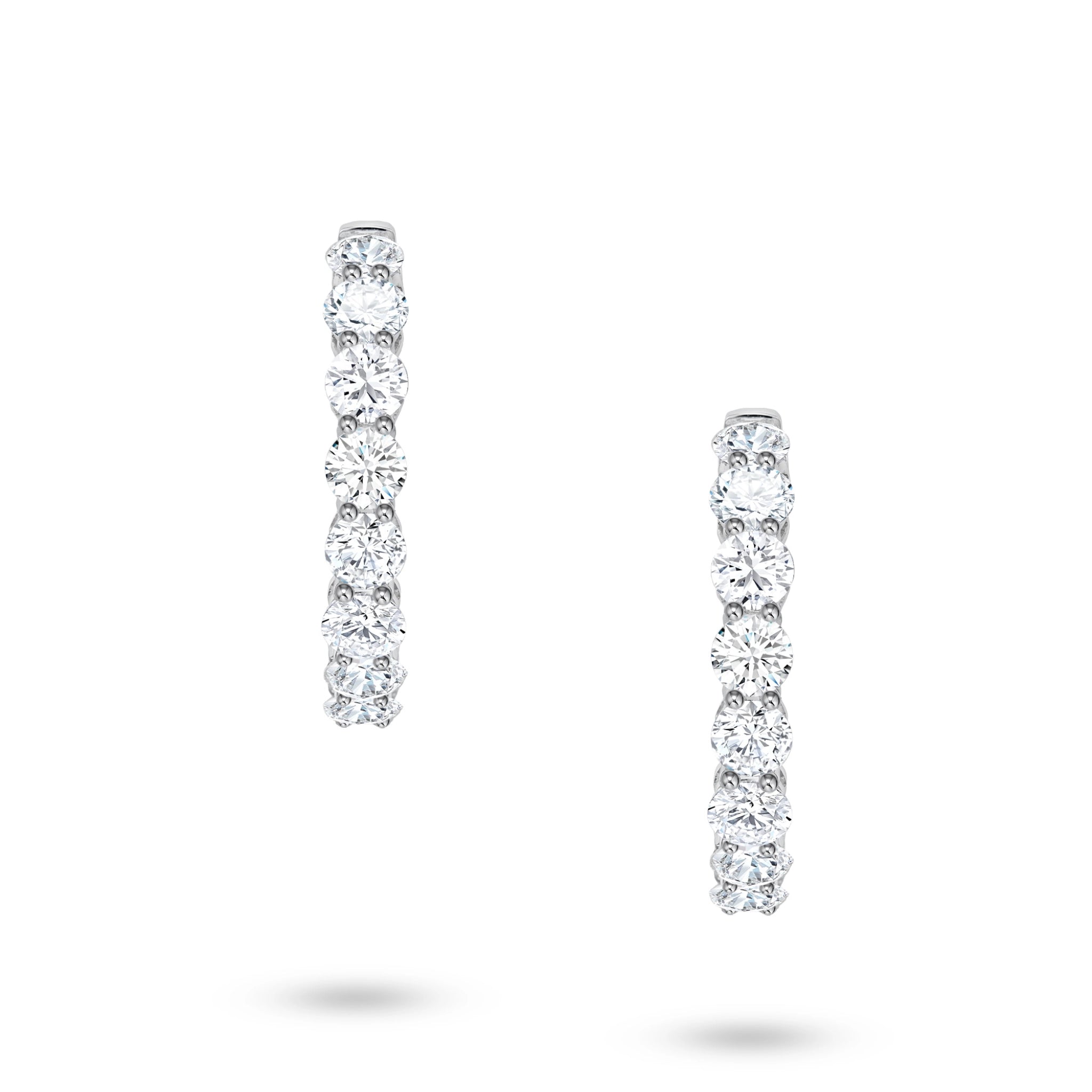 Front view of the J'ENCHANTE Full Light diamond hoop earrings in 18K white gold. Featuring a continuous circle of 26 round brilliant diamonds (approx. 4.40 carats), this design forms a seamless path of light around the ear. Free from excess embellishment, it allows the pure, elevated brilliance to speak for itself.