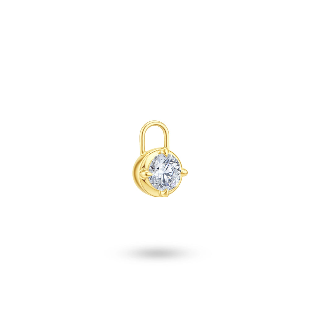 Angled view of the J'ENCHANTE MOD collection medium 18k gold lab-grown diamond pendant, highlighting the precise 18k yellow gold setting, prongs, and diamond depth.